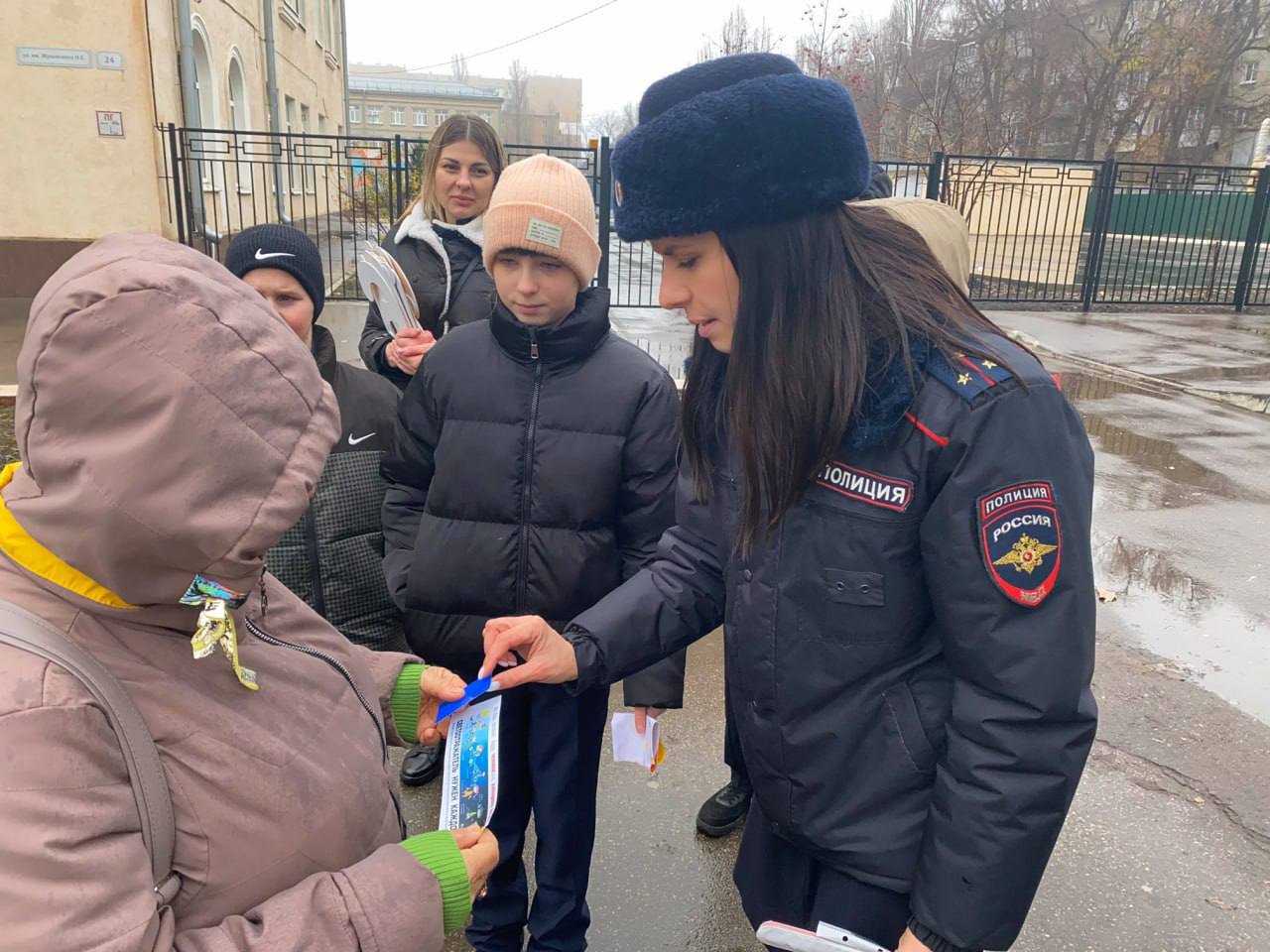 В Саратове полицейские и лицеисты предложили пешеходам "Засветиться" В Саратове полицейские и лицеисты предложили пешеходам "Засветиться"