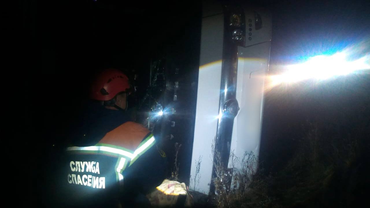 В Ершовском районе перевернулся автобус, есть пострадавшие
