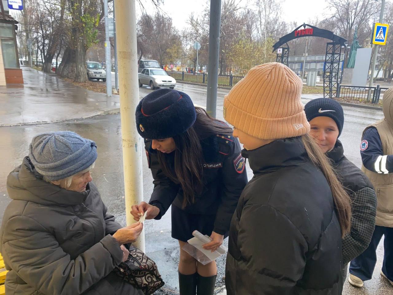 В Саратове полицейские и лицеисты предложили пешеходам "Засветиться" В Саратове полицейские и лицеисты предложили пешеходам "Засветиться"