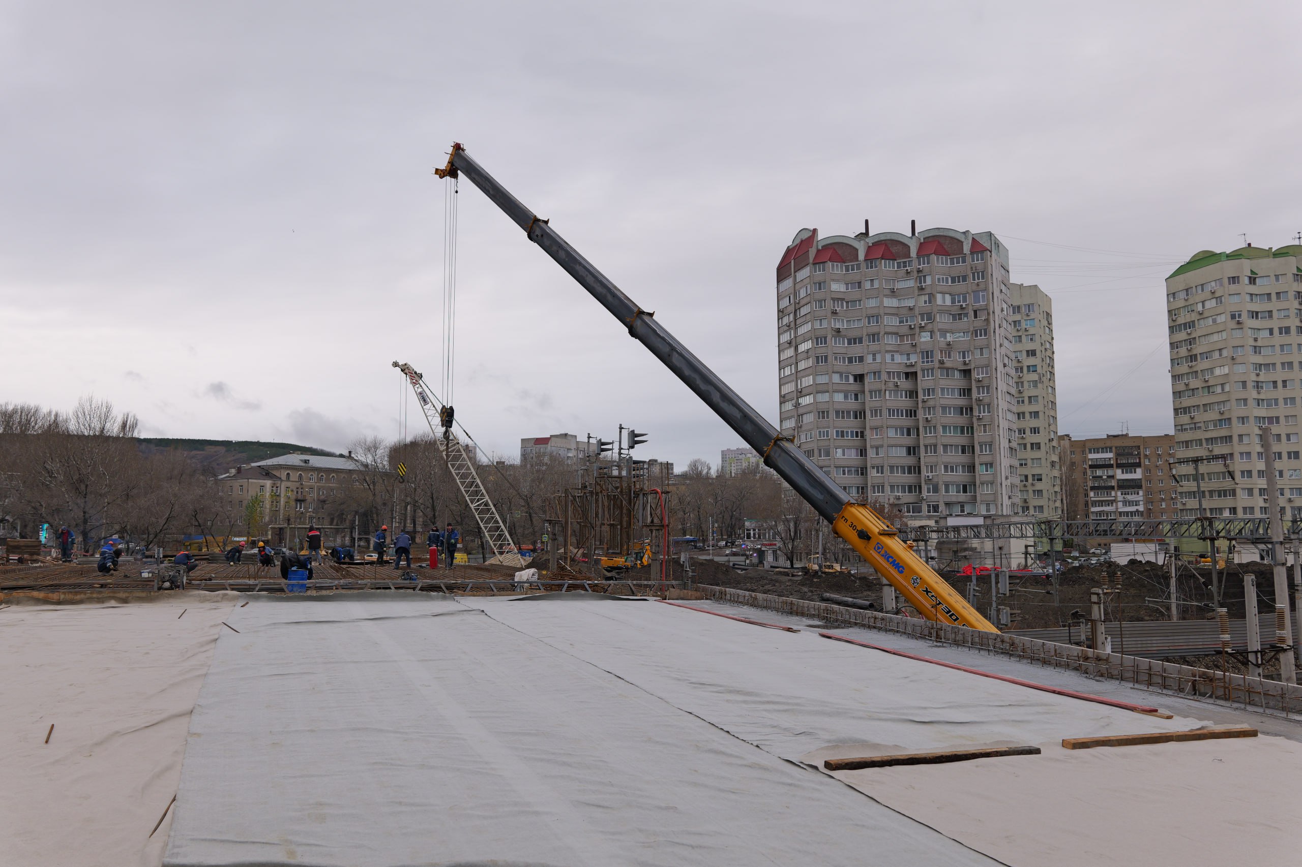 Роман Бусаргин: На месте реконструкции путепровода на «Стрелке», которая ведется параллельно с модернизацией трамвайной сети Саратова, обсудили первоочередные задачи, текущие производственные процессы и предстоящие объемы... Роман Бусаргин: На месте реконструкции путепровода на «Стрелке», которая ведется параллельно с модернизацией трамвайной сети Саратова, обсудили первоочередные задачи, текущие производственные процессы и предстоящие объемы...