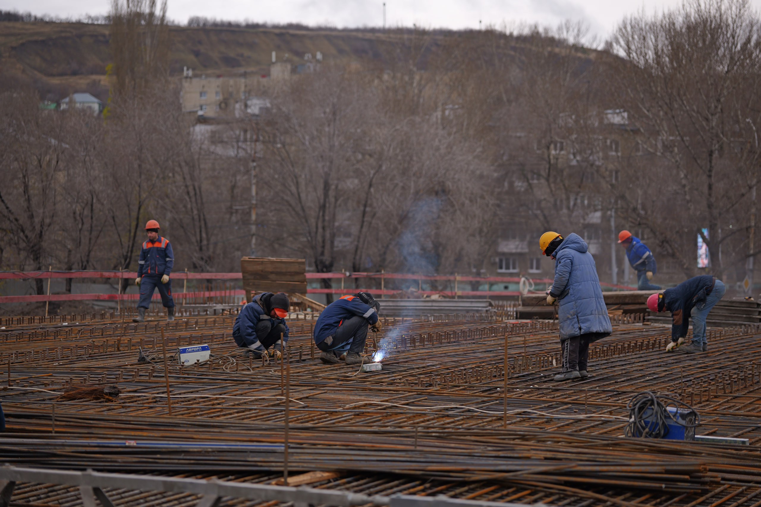 Роман Бусаргин: На месте реконструкции путепровода на «Стрелке», которая ведется параллельно с модернизацией трамвайной сети Саратова, обсудили первоочередные задачи, текущие производственные процессы и предстоящие объемы... Роман Бусаргин: На месте реконструкции путепровода на «Стрелке», которая ведется параллельно с модернизацией трамвайной сети Саратова, обсудили первоочередные задачи, текущие производственные процессы и предстоящие объемы...