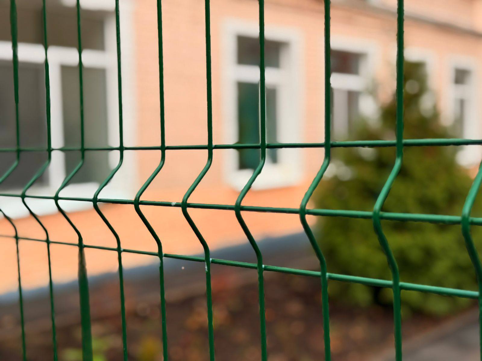 На территории Волжского района завершены работы по замене ограждений в образовательных учреждениях