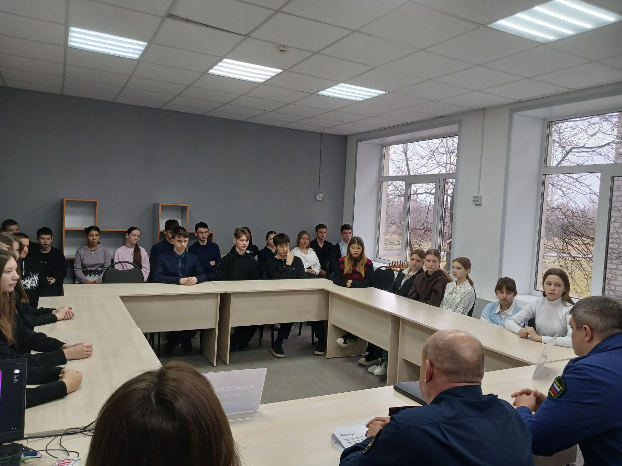 Представитель прокуратуры Самойловского района в преддверии Всероссийской акции «День правовой помощи детям» провел встречу с учащимися 1-4 и 8-10 классов МБОУ «СОШ № 1 р.п. Самойловка» Представитель прокуратуры Самойловского района в преддверии Всероссийской акции «День правовой помощи детям» провел встречу с учащимися 1-4 и 8-10 классов МБОУ «СОШ № 1 р.п. Самойловка»