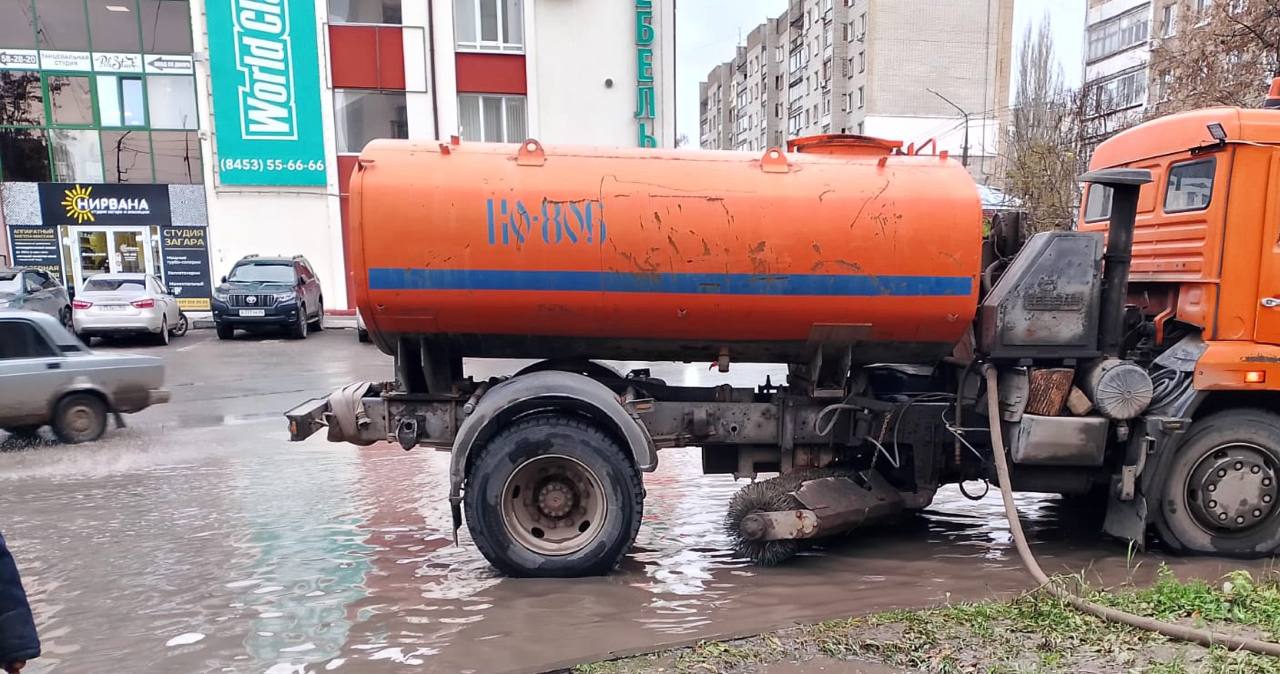 Работы по устранению последствий дождей и благоустройству города продолжаются в круглосуточном режиме Работы по устранению последствий дождей и благоустройству города продолжаются в круглосуточном режиме