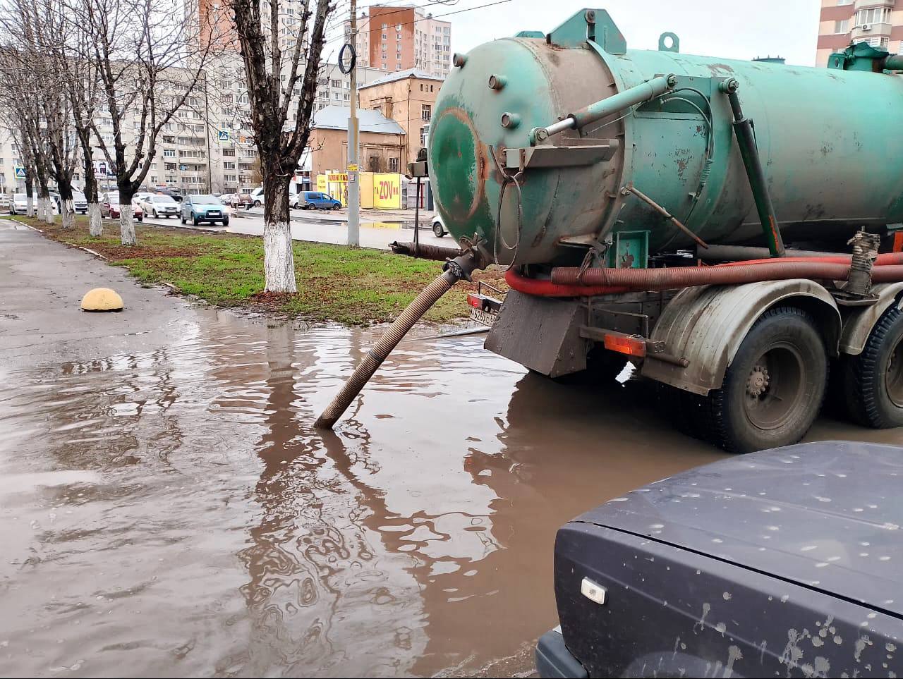 Работы по устранению последствий дождей и благоустройству города продолжаются в круглосуточном режиме Работы по устранению последствий дождей и благоустройству города продолжаются в круглосуточном режиме
