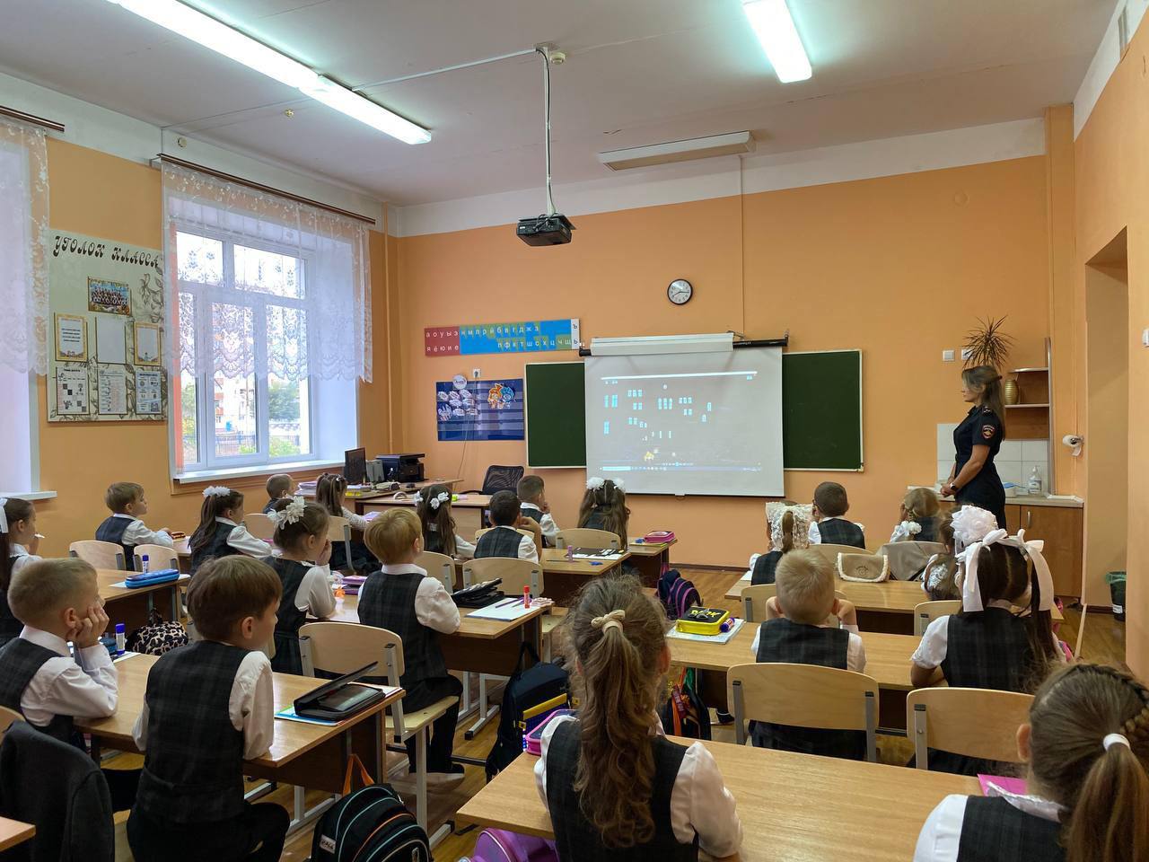 Сотрудники Госавтоинспекции провели занимательный мастер-класс для школьников по изготовлению световозвращающих элементов Сотрудники Госавтоинспекции провели занимательный мастер-класс для школьников по изготовлению световозвращающих элементов