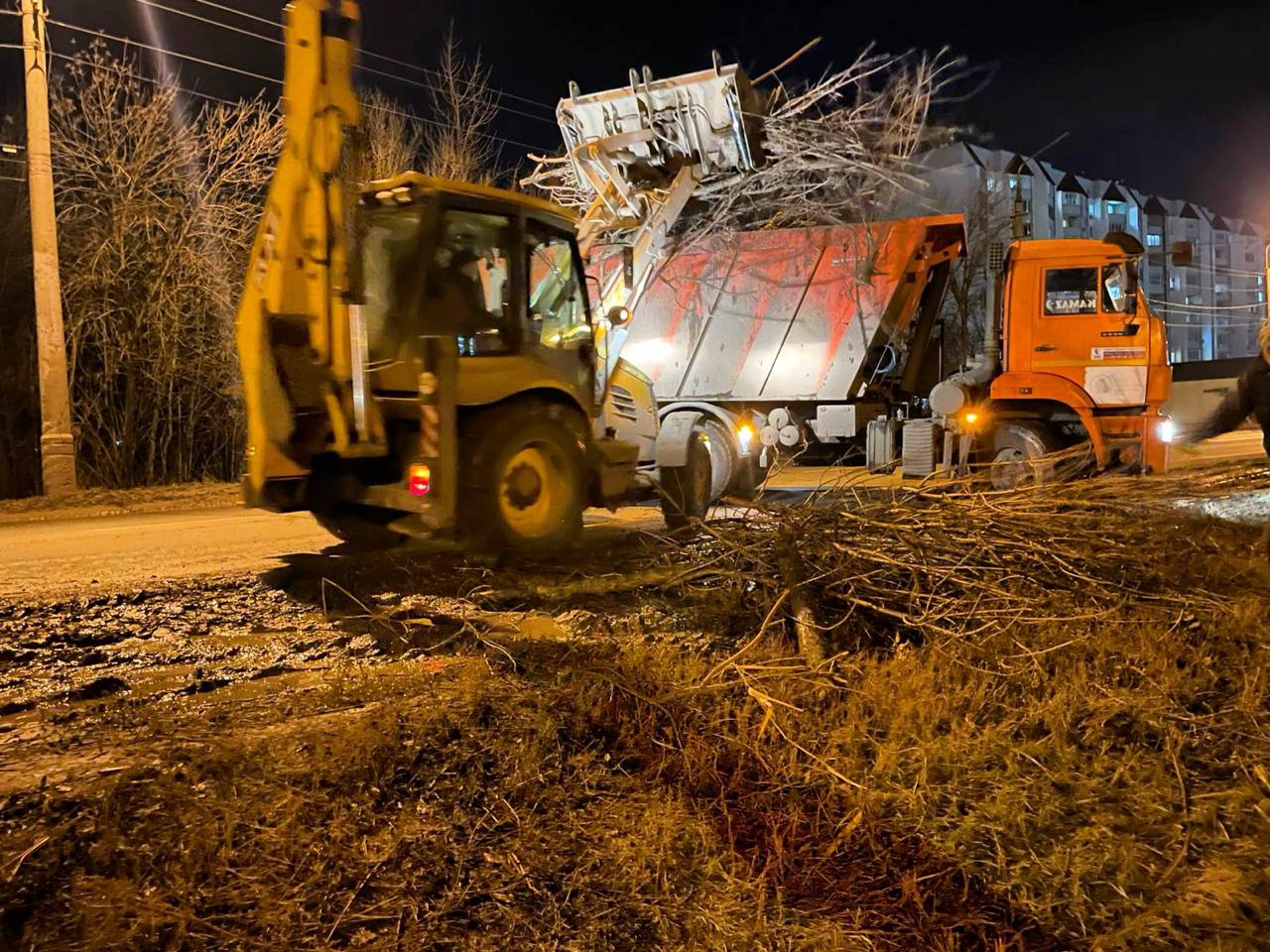 Работы по устранению последствий дождей и благоустройству города продолжаются в круглосуточном режиме Работы по устранению последствий дождей и благоустройству города продолжаются в круглосуточном режиме