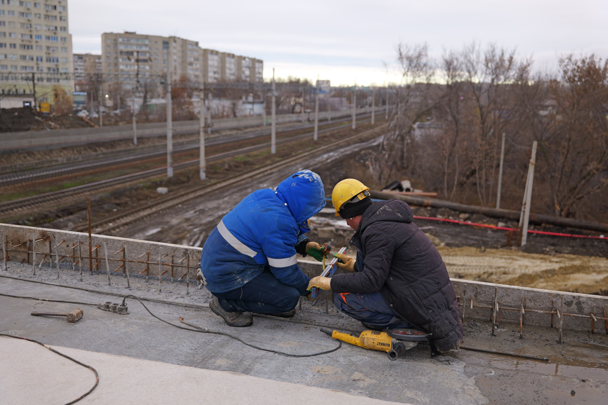 Роман Бусаргин: На месте реконструкции путепровода на «Стрелке», которая ведется параллельно с модернизацией трамвайной сети Саратова, обсудили первоочередные задачи, текущие производственные процессы и предстоящие объемы... Роман Бусаргин: На месте реконструкции путепровода на «Стрелке», которая ведется параллельно с модернизацией трамвайной сети Саратова, обсудили первоочередные задачи, текущие производственные процессы и предстоящие объемы...