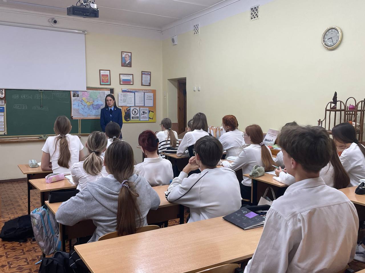 Прокуратура г. Энгельс провела встречу с учащимися школ 7-9 классов МОУ «СОШ № 33 им. П.А. Столыпина» приуроченную ко Всемирному дню ребенка