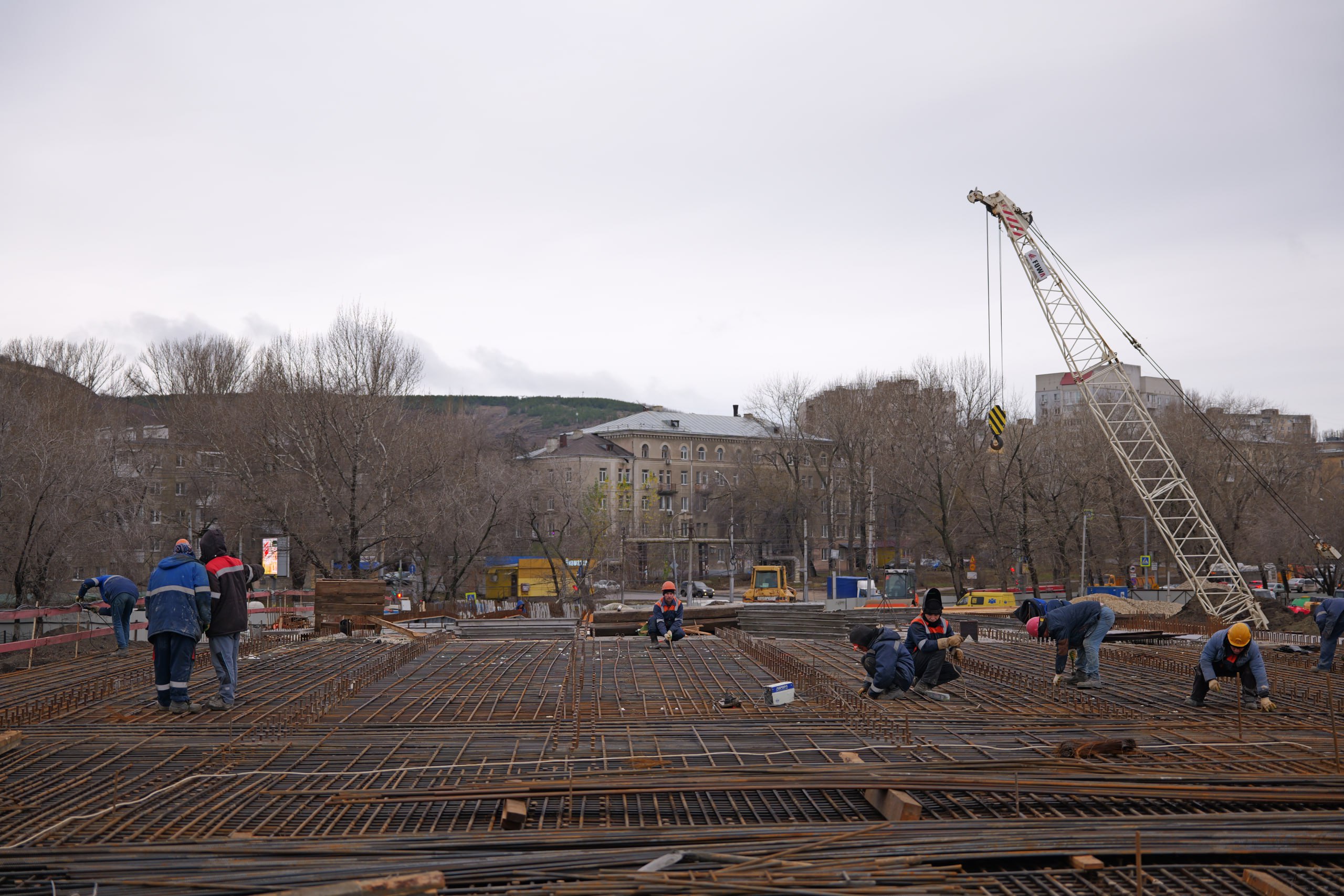 Роман Бусаргин: На месте реконструкции путепровода на «Стрелке», которая ведется параллельно с модернизацией трамвайной сети Саратова, обсудили первоочередные задачи, текущие производственные процессы и предстоящие объемы... Роман Бусаргин: На месте реконструкции путепровода на «Стрелке», которая ведется параллельно с модернизацией трамвайной сети Саратова, обсудили первоочередные задачи, текущие производственные процессы и предстоящие объемы...