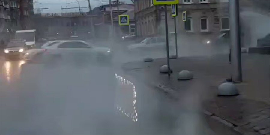 Перекресток в центре Саратова затопило кипятком из-за повторного ЧП на теплосети