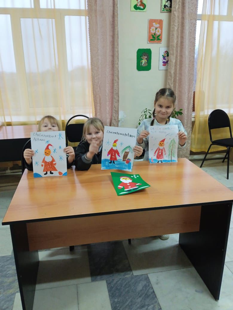 Дети поселка Николевский поздравили Деда Мороза открытками