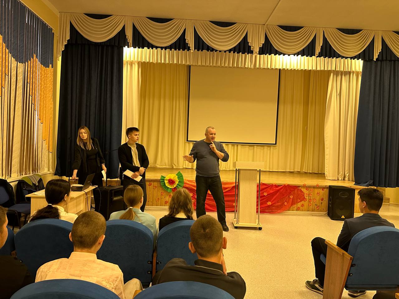 Прокуратура Новобурасского района совместно с доцентом кафедры прокурорского надзора и криминологии ФГБОУ ВО «СГЮА» провела встречу с учащимися СОШ «Созвездие» с. Тепловка» Прокуратура Новобурасского района совместно с доцентом кафедры прокурорского надзора и криминологии ФГБОУ ВО «СГЮА» провела встречу с учащимися СОШ «Созвездие» с. Тепловка»