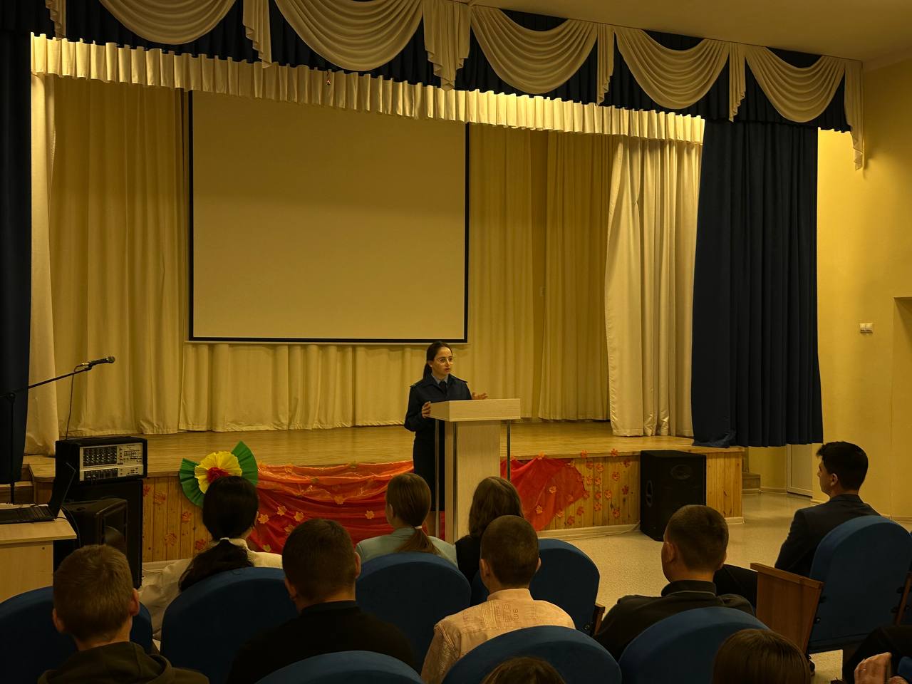 Прокуратура Новобурасского района совместно с доцентом кафедры прокурорского надзора и криминологии ФГБОУ ВО «СГЮА» провела встречу с учащимися СОШ «Созвездие» с. Тепловка»