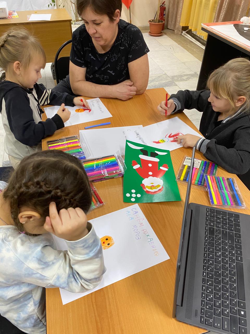 Дети поселка Николевский поздравили Деда Мороза открытками Дети поселка Николевский поздравили Деда Мороза открытками