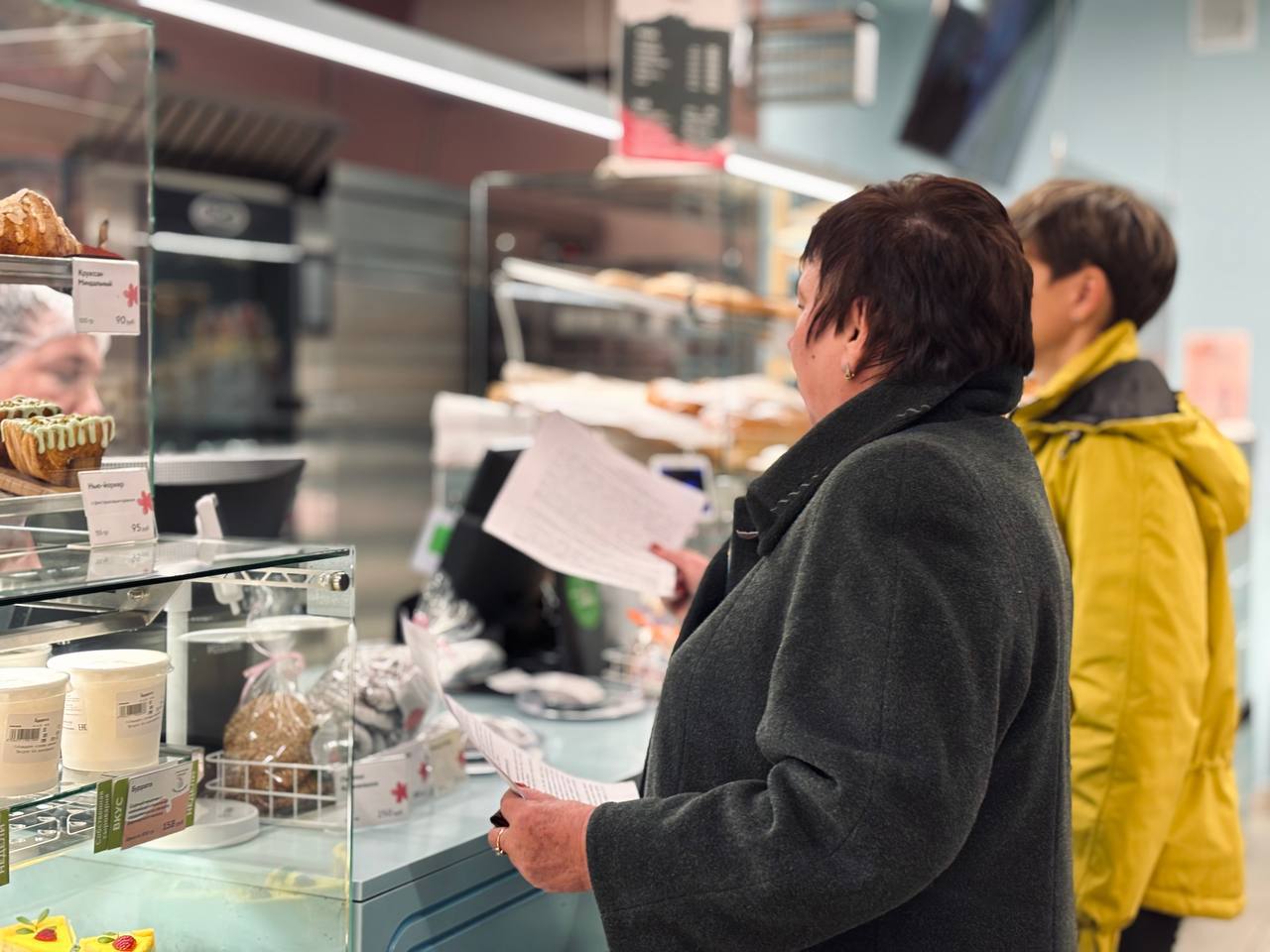 По поручению главы города Михаила Исаева заместители глав районов по экономике продолжают проверку территорий, прилегающих к торговым объектам