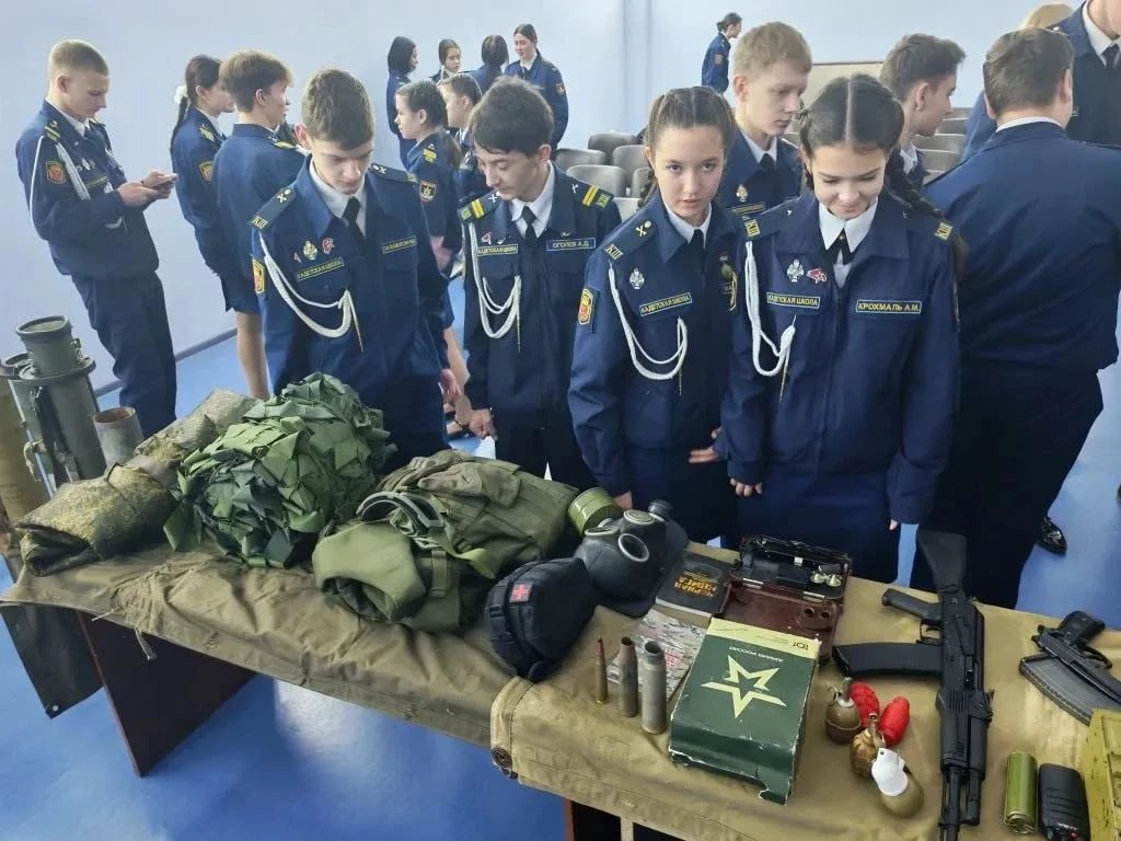 Александр Янклович провел «Урок мужества» в школе «Патриот» Александр Янклович провел «Урок мужества» в школе «Патриот»