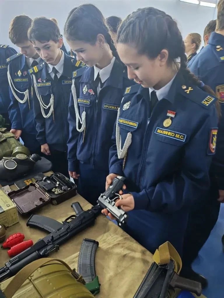 Александр Янклович провел «Урок мужества» в школе «Патриот» Александр Янклович провел «Урок мужества» в школе «Патриот»