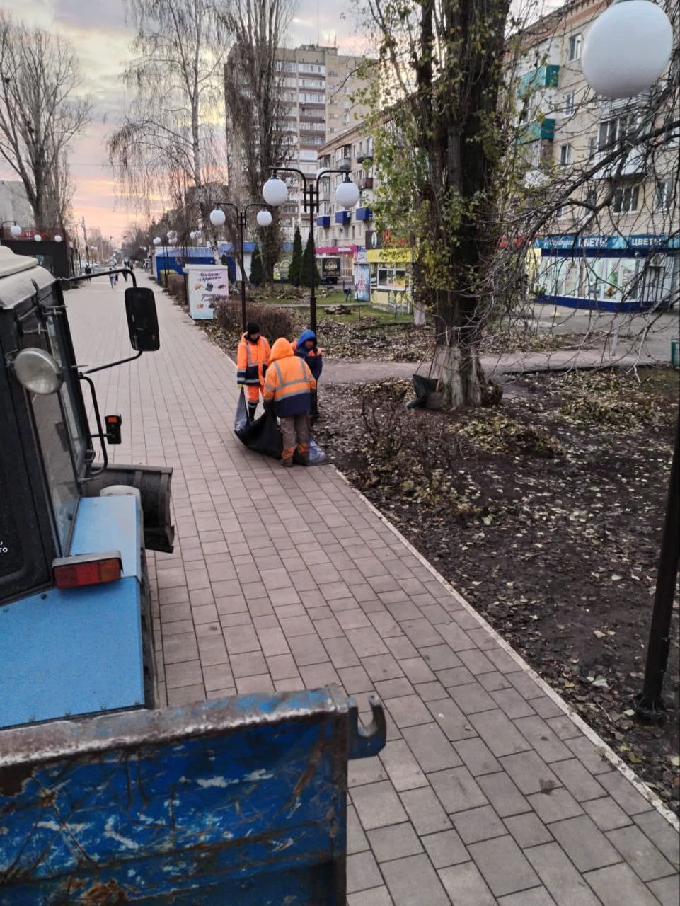 Сотрудники «Комбината благоустройства» работают в ежедневном режиме на улицах города Балаково Сотрудники «Комбината благоустройства» работают в ежедневном режиме на улицах города Балаково