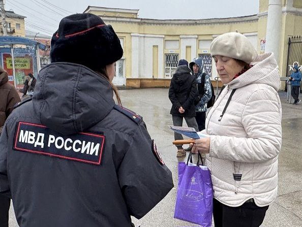 Саратовские полицейские и дружинники продолжают разъяснительную работу с населением по предупреждению дистанционного мошенничества Саратовские полицейские и дружинники продолжают разъяснительную работу с населением по предупреждению дистанционного мошенничества