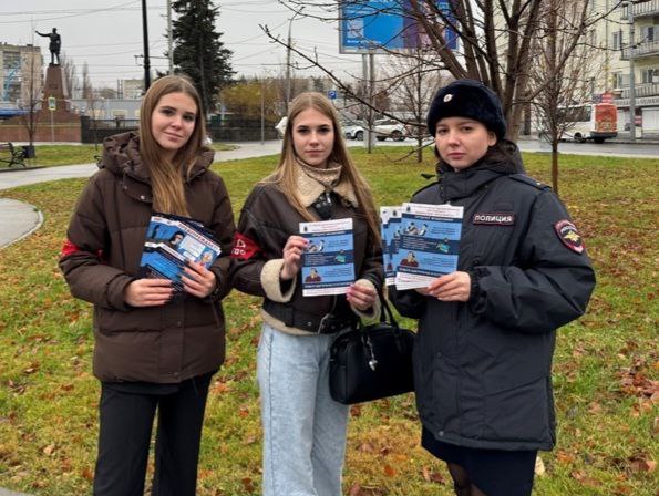 Саратовские полицейские и дружинники продолжают разъяснительную работу с населением по предупреждению дистанционного мошенничества Саратовские полицейские и дружинники продолжают разъяснительную работу с населением по предупреждению дистанционного мошенничества