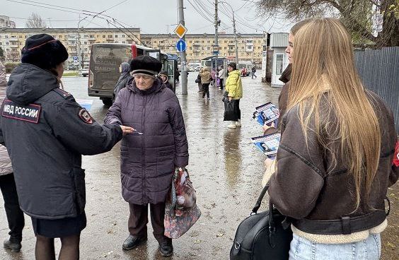 Саратовские полицейские и дружинники продолжают разъяснительную работу с населением по предупреждению дистанционного мошенничества Саратовские полицейские и дружинники продолжают разъяснительную работу с населением по предупреждению дистанционного мошенничества