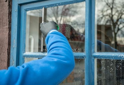 Никогда не мойте окна без этого лайфхака: вам понадобится один предмет, который точно есть у каждого дома