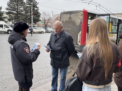 Саратовские полицейские и дружинники продолжают разъяснительную работу с населением по предупреждению дистанционного мошенничества Саратовские полицейские и дружинники продолжают разъяснительную работу с населением по предупреждению дистанционного мошенничества