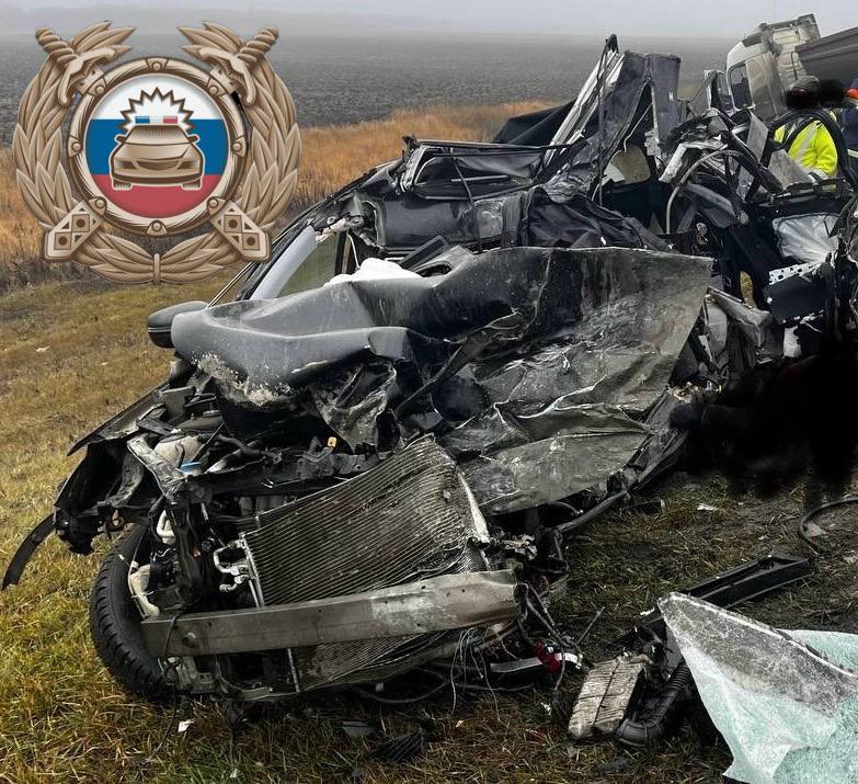 В Хвалынском районе полицейские работают на месте ДТП с погибшим