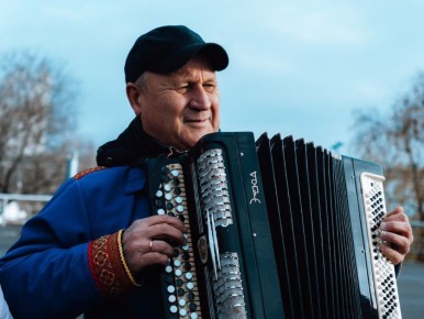 На новом участке набережной водили хороводы и пели под гармошку