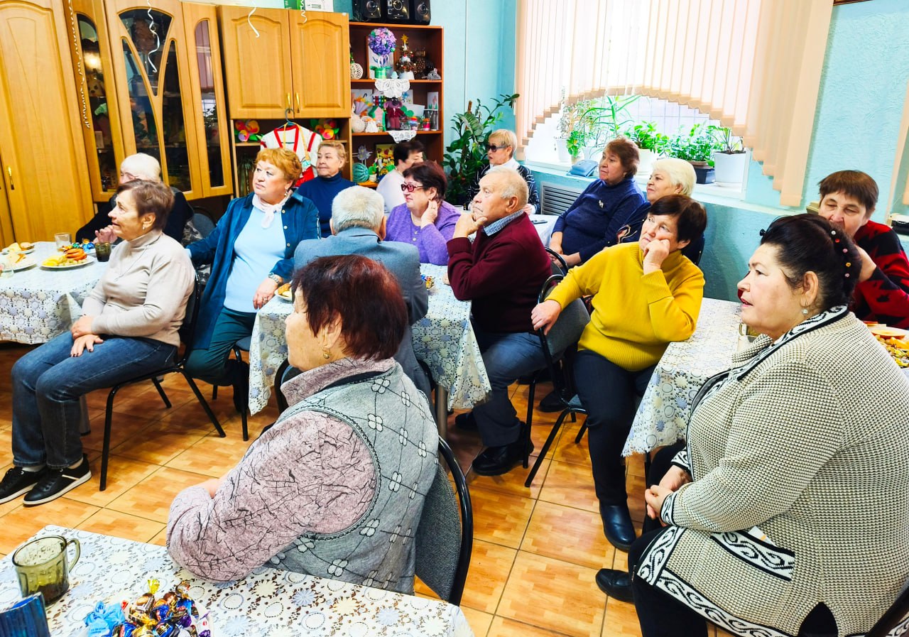 Ершовские пенсионеры марш-броском отметили День пешеходного туризма