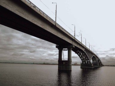 Дыхание приближающейся зимы медленно окутывает город