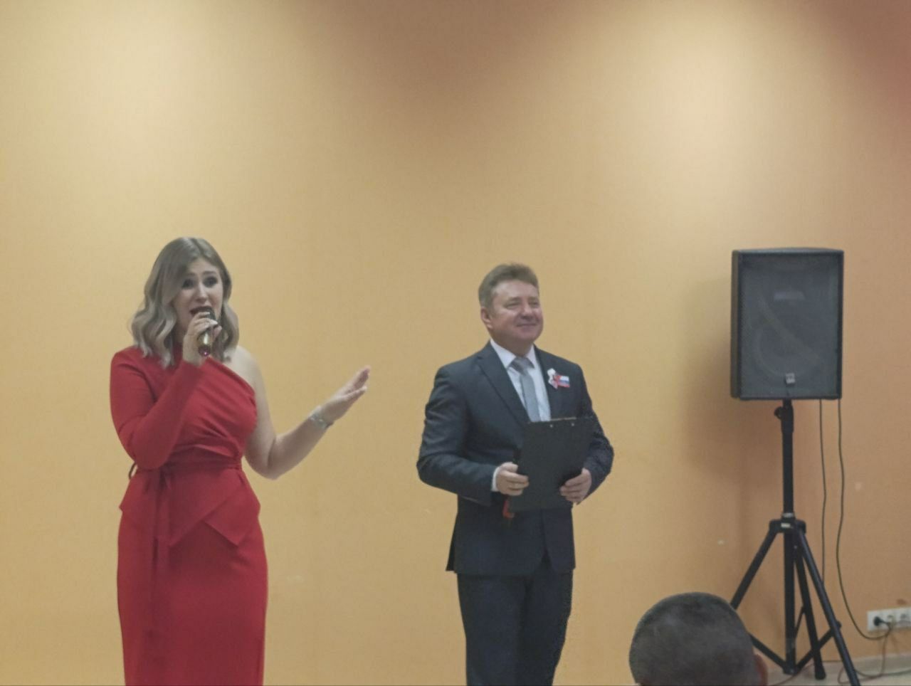 Перед ранеными бойцами выступили артисты ДК "Россия" Перед ранеными бойцами выступили артисты ДК "Россия"