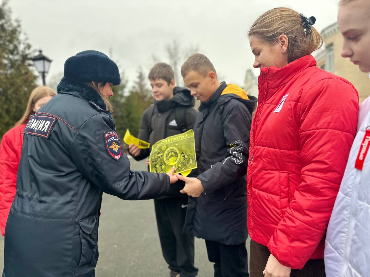 В Базарном Карабулаке полицейские и участники Движения Первых провели профилактическую акцию «Засветись!» В Базарном Карабулаке полицейские и участники Движения Первых провели профилактическую акцию «Засветись!»