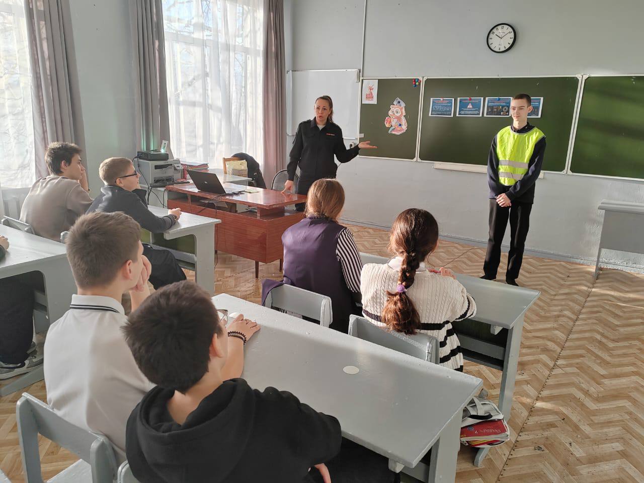 Госавтоинспекторы Балашова провели занятия со школьниками по Правилам дорожного движения Госавтоинспекторы Балашова провели занятия со школьниками по Правилам дорожного движения