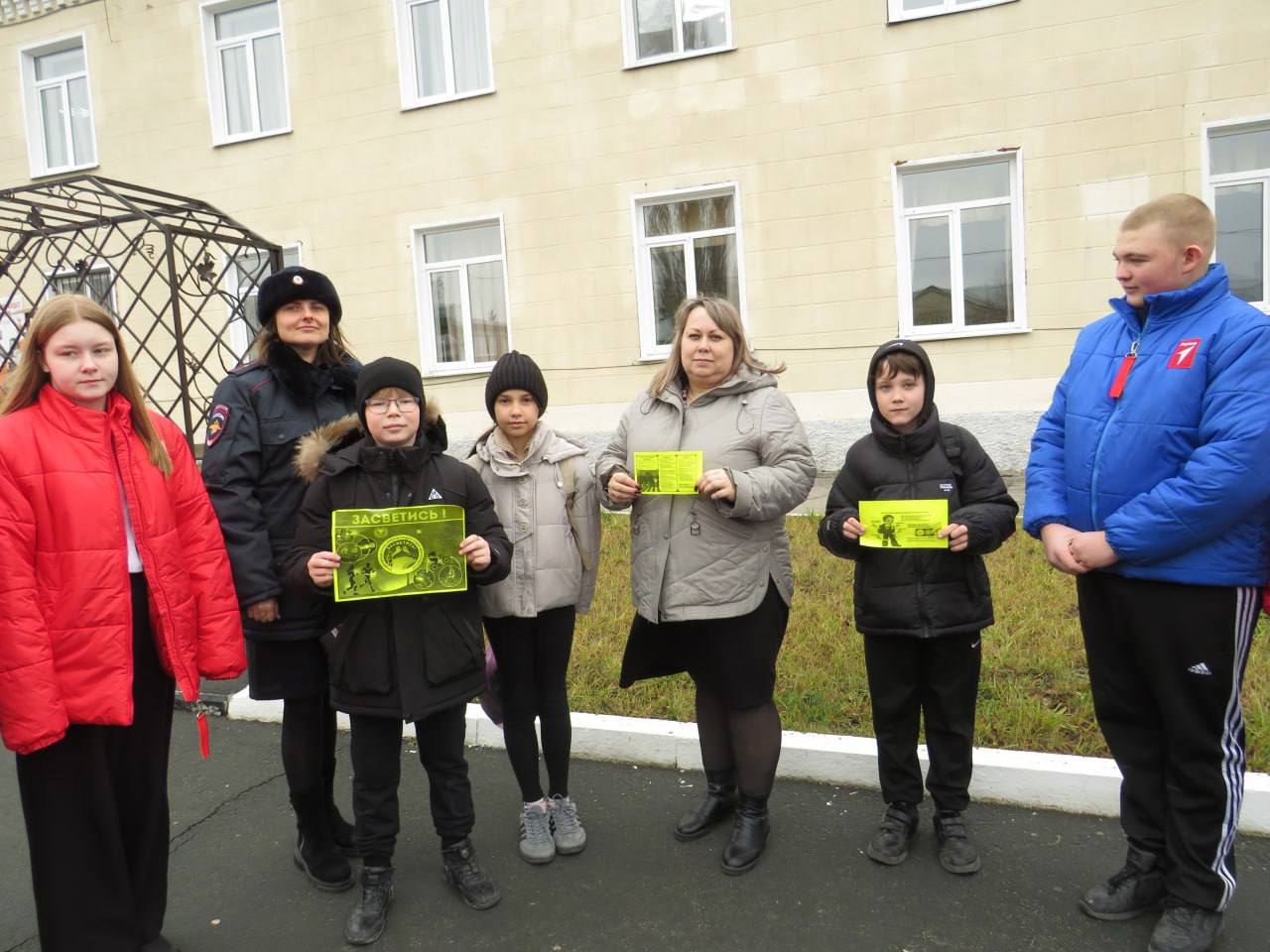 В Базарном Карабулаке полицейские и участники Движения Первых провели профилактическую акцию «Засветись!» В Базарном Карабулаке полицейские и участники Движения Первых провели профилактическую акцию «Засветись!»