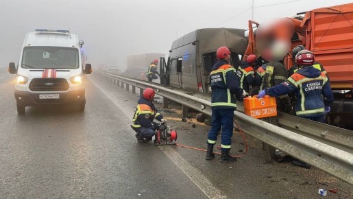 На подъезде к Саратову столкнулись шесть машин: три грузовика, "Транзит" и легковушки