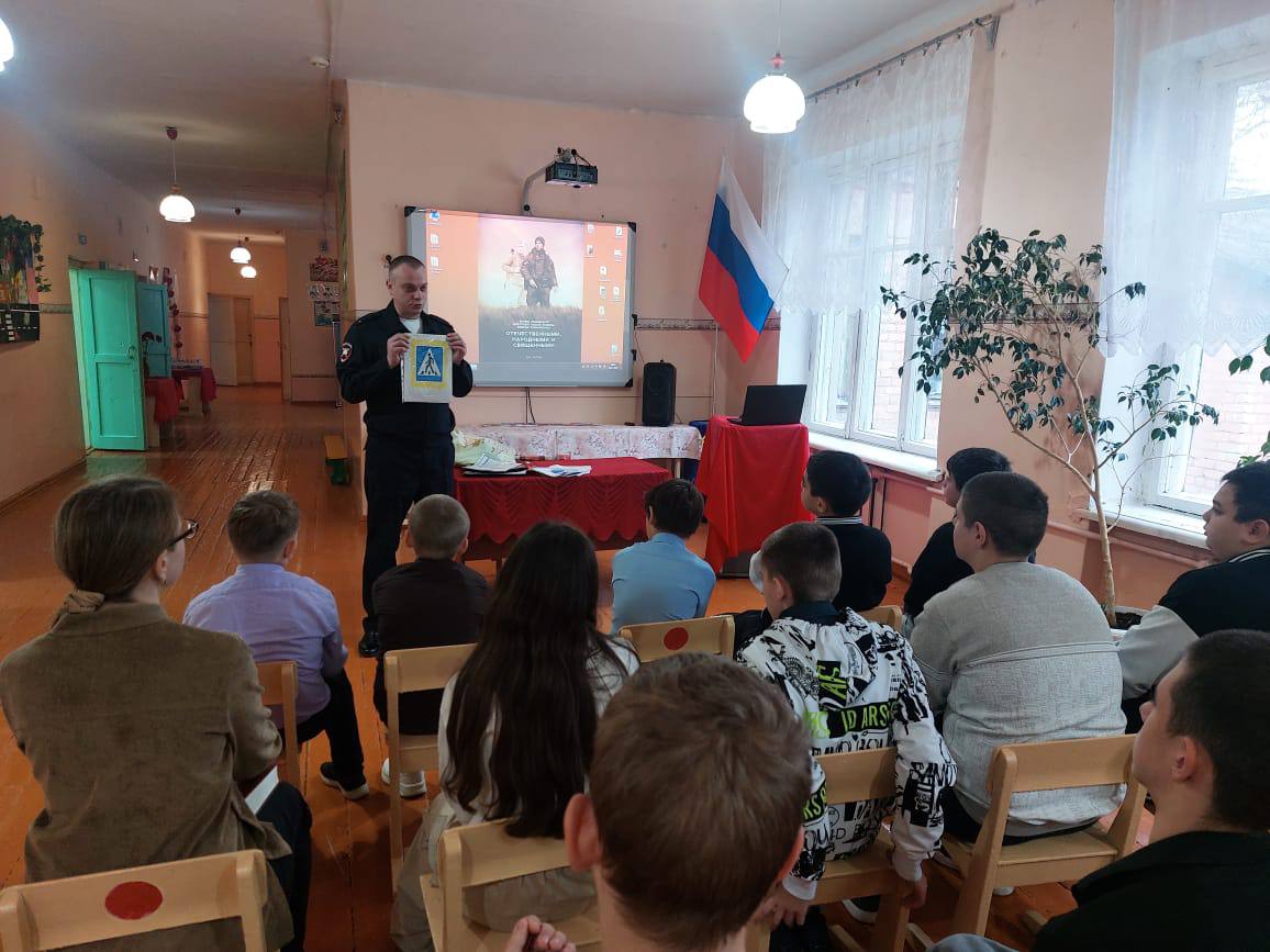 Госавтоинспекторы Балашова провели занятия со школьниками по Правилам дорожного движения Госавтоинспекторы Балашова провели занятия со школьниками по Правилам дорожного движения
