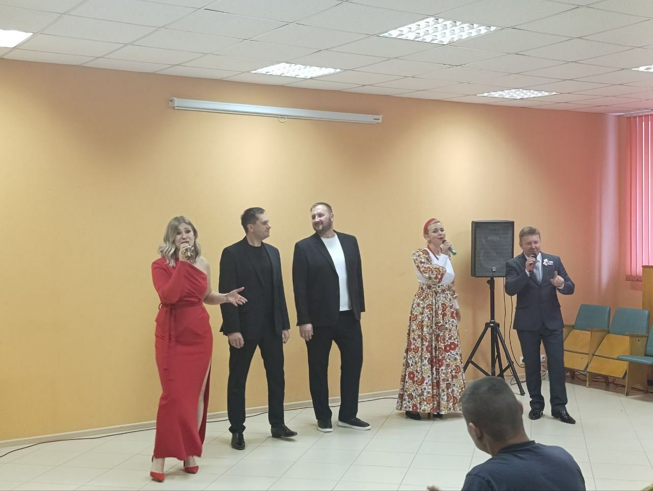 Перед ранеными бойцами выступили артисты ДК "Россия" Перед ранеными бойцами выступили артисты ДК "Россия"