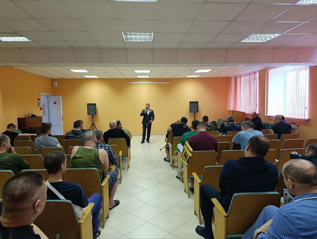 Перед ранеными бойцами выступили артисты ДК "Россия" Перед ранеными бойцами выступили артисты ДК "Россия"