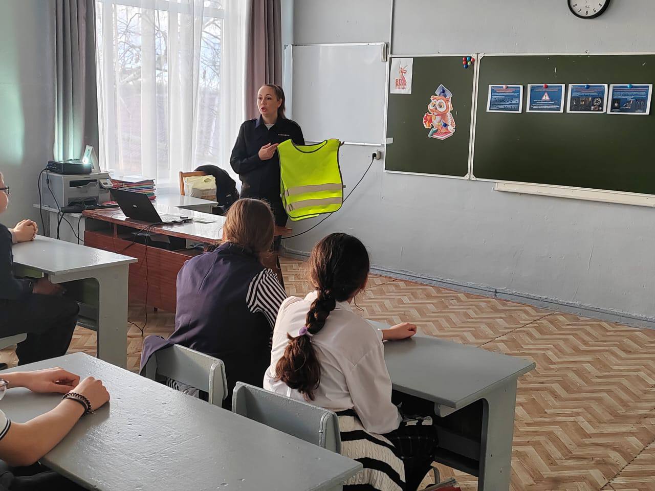 Госавтоинспекторы Балашова провели занятия со школьниками по Правилам дорожного движения Госавтоинспекторы Балашова провели занятия со школьниками по Правилам дорожного движения