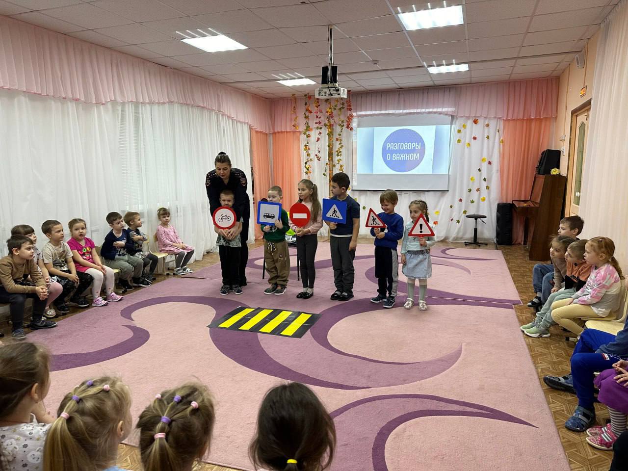 В Саратове полицейские продолжают знакомить малышей с фликерами В Саратове полицейские продолжают знакомить малышей с фликерами