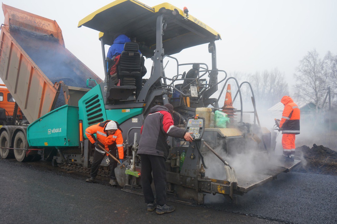 В Базарно-Карабулакском районе ремонтируют дорогу с опережением на год В Базарно-Карабулакском районе ремонтируют дорогу с опережением на год