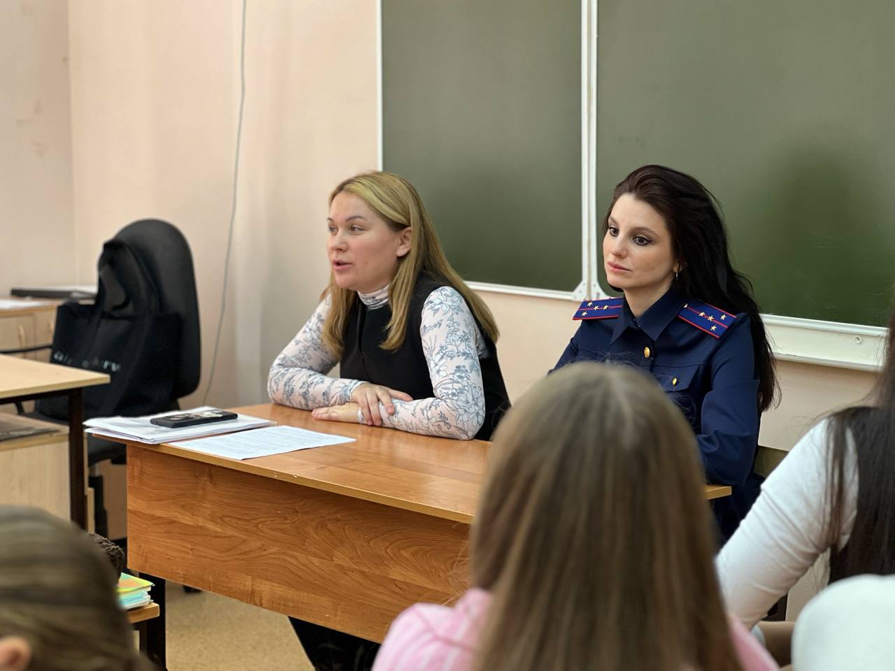 Сотрудники следственного управления провели профилактическое занятие для подшефного класса Сотрудники следственного управления провели профилактическое занятие для подшефного класса