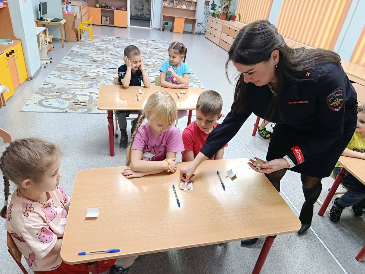 В Саратове полицейские продолжают знакомить малышей с фликерами В Саратове полицейские продолжают знакомить малышей с фликерами