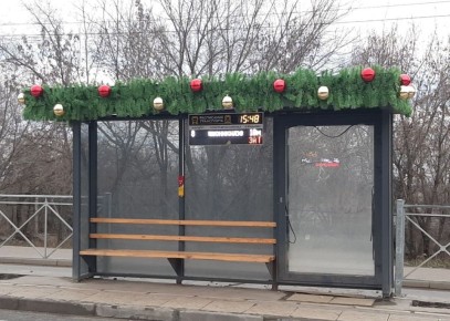 Вот такая красота на трамвайных остановках в Заводском районе, — делится подписчик