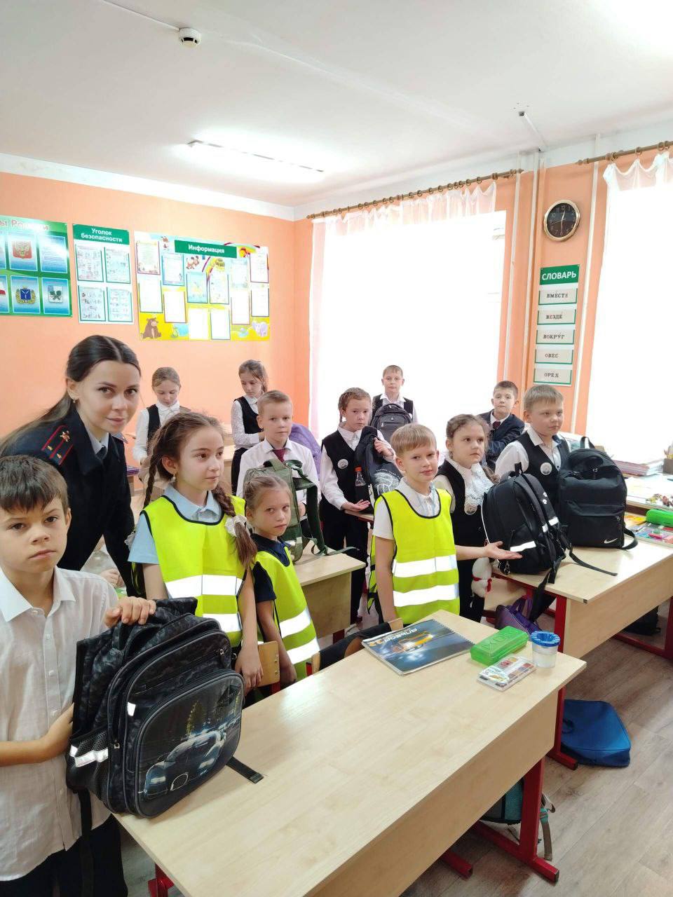 Пугачевские госавтоинспекторы совместно с представителями отряда ЮИД и «Родительского патруля» проверили наличие у школьников световозвращающих элементов Пугачевские госавтоинспекторы совместно с представителями отряда ЮИД и «Родительского патруля» проверили наличие у школьников световозвращающих элементов