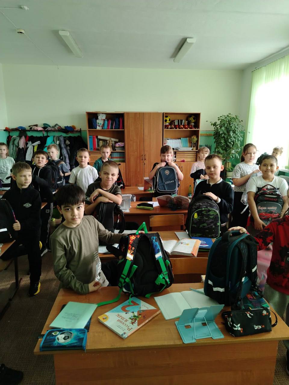 Пугачевские госавтоинспекторы совместно с представителями отряда ЮИД и «Родительского патруля» проверили наличие у школьников световозвращающих элементов Пугачевские госавтоинспекторы совместно с представителями отряда ЮИД и «Родительского патруля» проверили наличие у школьников световозвращающих элементов