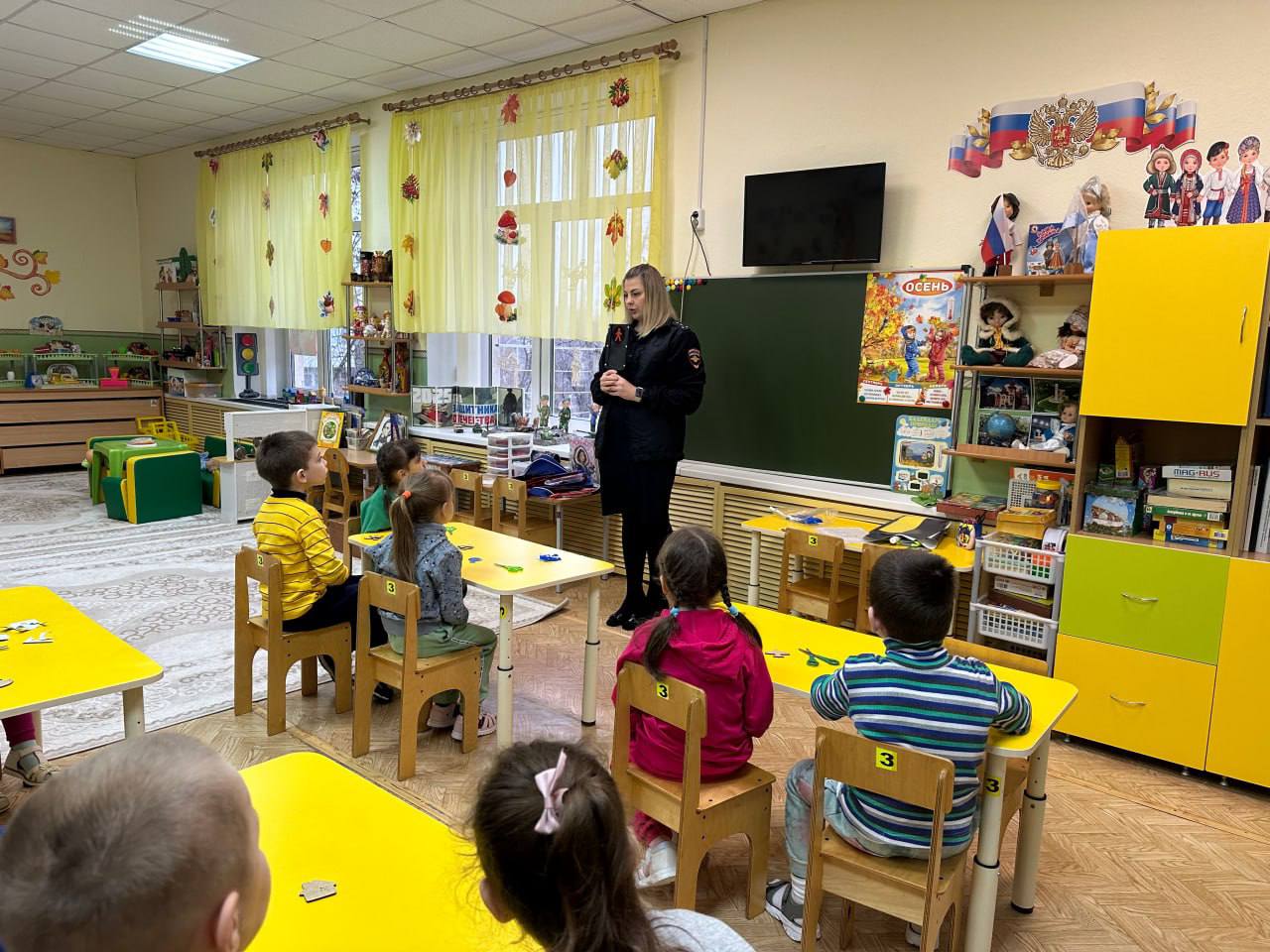 В Саратове полицейские продолжают знакомить малышей с фликерами В Саратове полицейские продолжают знакомить малышей с фликерами