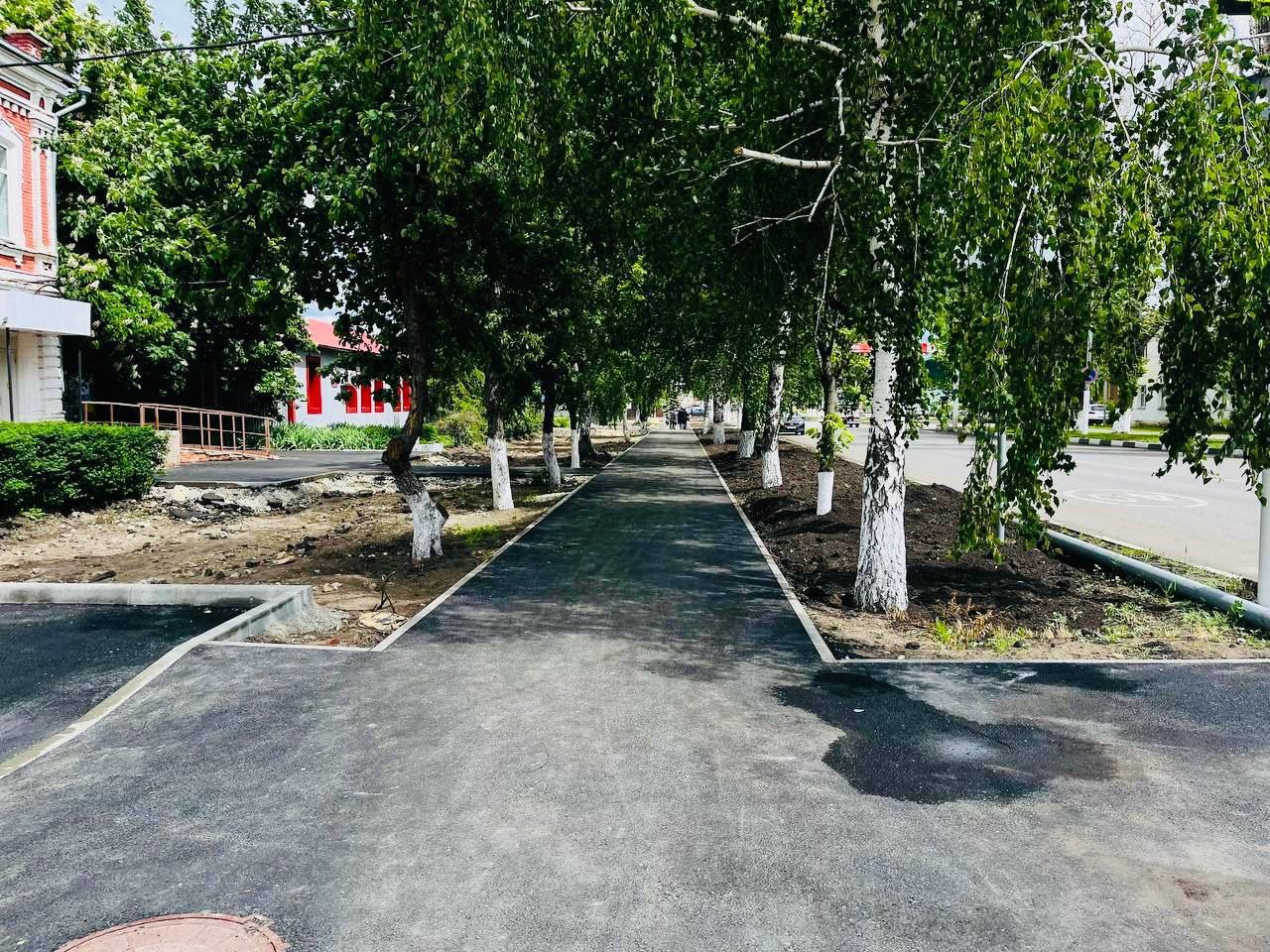 В Калининске и Романовке отремонтировали тротуары на центральных улицах по региональной программе В Калининске и Романовке отремонтировали тротуары на центральных улицах по региональной программе